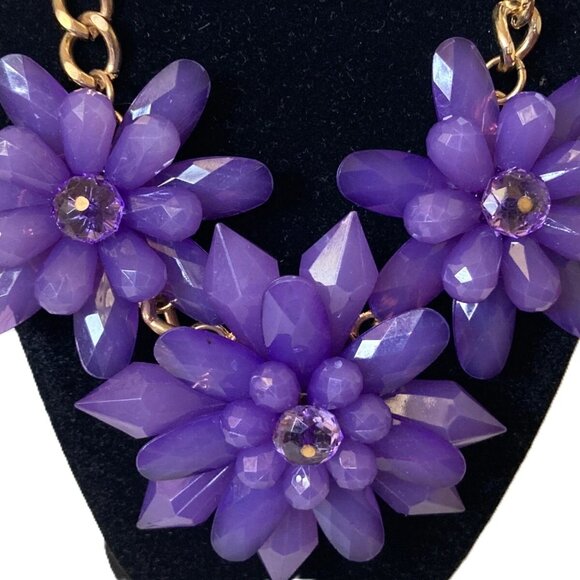 Purple Charming Charlie Gold Tone flower statement Preloved Necklace - Picture 3 of 7